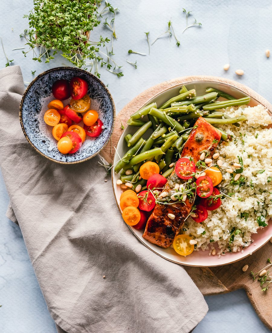 Plato con verduras, granos y legumbres sobre una tabla